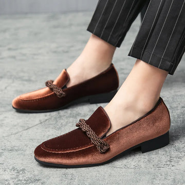 Xajzpa British Style Men Loafers Fashionable Classic Suede Deerskin Casual Dress Brooch Twisted Personality Small Leather Shoes 38-48
